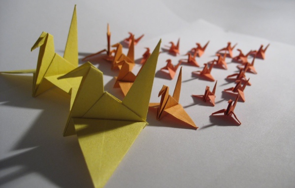Фигурки оригами из желтой и оранжевой бумаги
