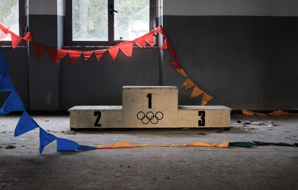 Пьедестал в заброшенном зале