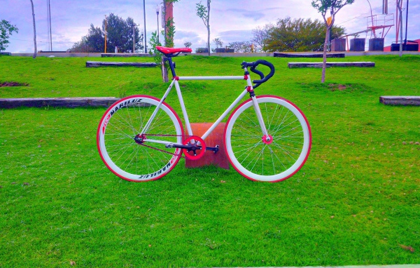 Розовый велосипед на зеленом газоне