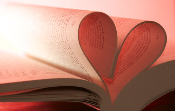 Розовое сердце из книжных страниц