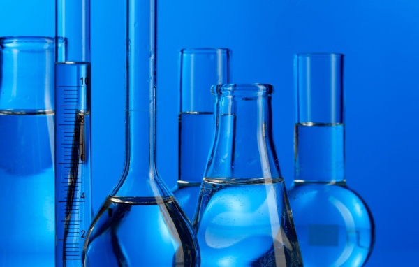 Реактивы в кабинете химии