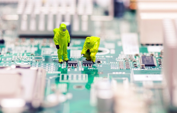 Ремонтники на компьютерной плате