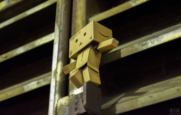 Робот Дандо на решетке вентиляции