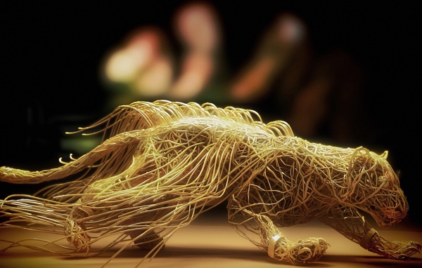 Скульптура зверя из макарон