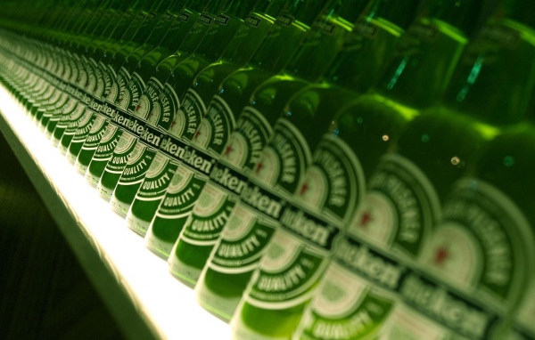Ряд бутылок пива Heineken на полке
