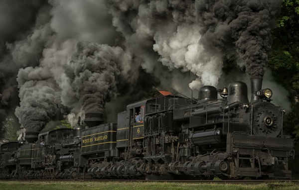 Паровоз в облаке черного дыма