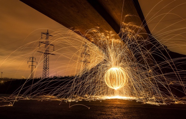 Шар из искр под мостом