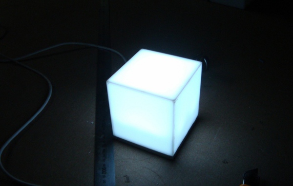 Светильник в форме белого куба