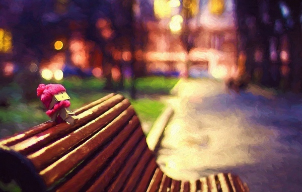 Человечек из картона на скамье