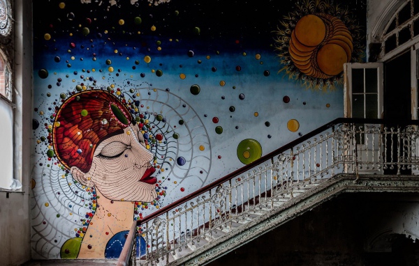 Картина на стене в заброшенном доме