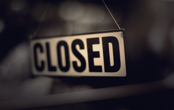 Табличка Закрыто в окне