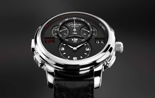 Серебристый корпус и черный циферблат дорогих часов