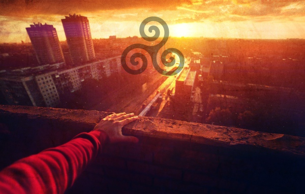 Символ солнца на фоне города