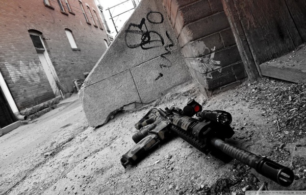 Оружие лежит у стены на улице