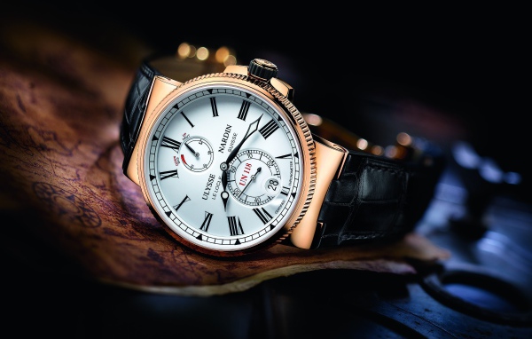 Наручные часы с черным кожаным ремешком