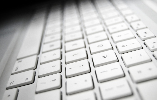 Белая клавиатура ноутбука