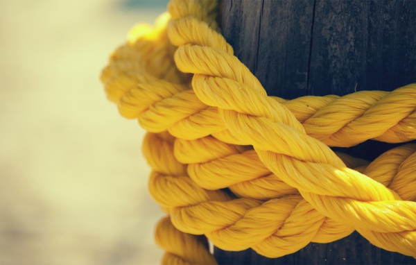 Желтая веревка на столбе