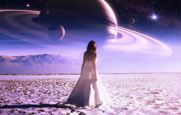Девушка в белом платье смотрит на Сатурн