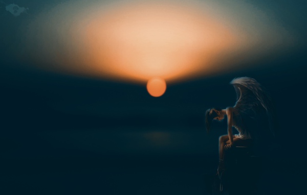 Ангел с черными крыльями на закате солнца