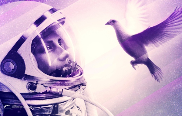Космонавт смотрит на птицу