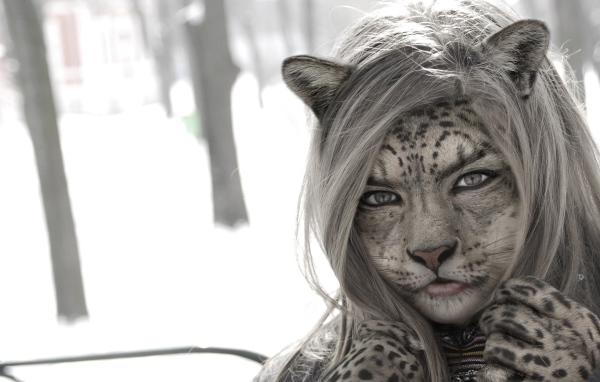 Девушка кошка на фоне снега