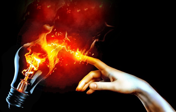 Рука и пылающая лампа