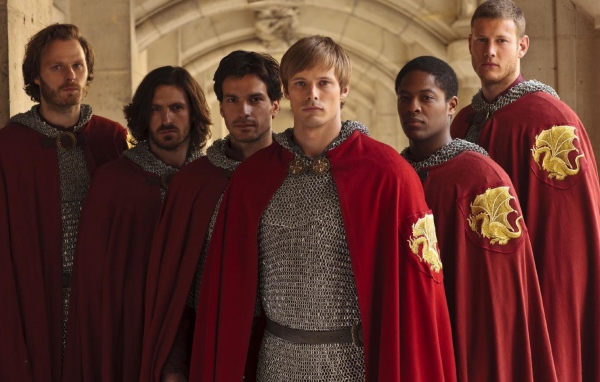 Рыцари в кольчугах и красных накидках