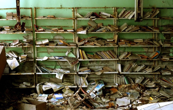 Остатки книг в руинах библиотеки