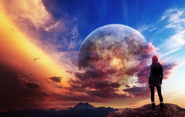 Девушка смотрит на соседнюю планету