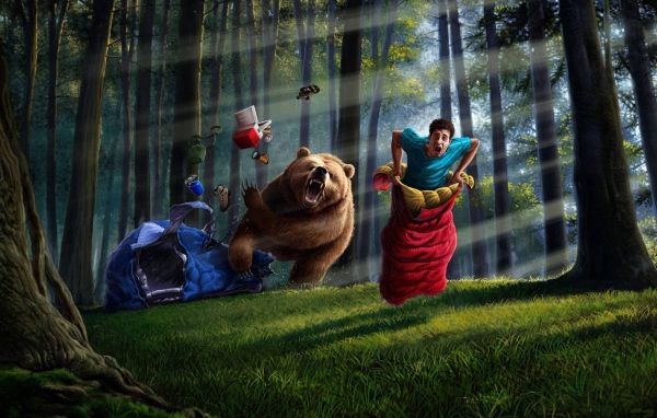 Человек убегает от медведя в спальном мешке