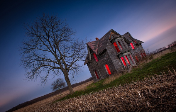Красное свечение внутри заброшенного дома