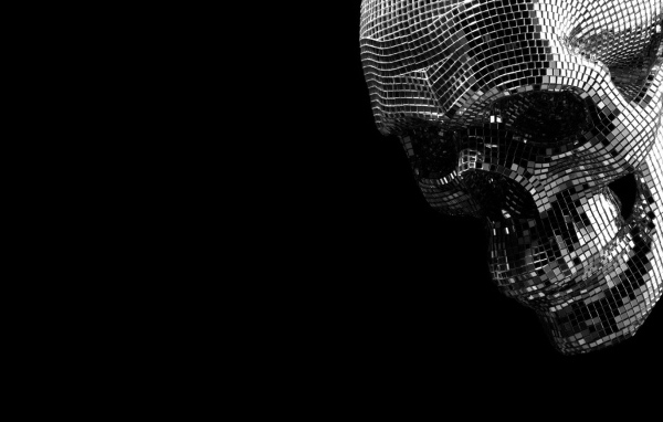 Череп из зеркальных кристаллов