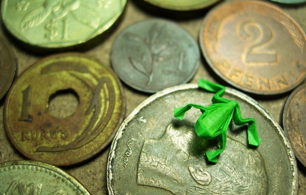 Фигурка лягушки на монетах