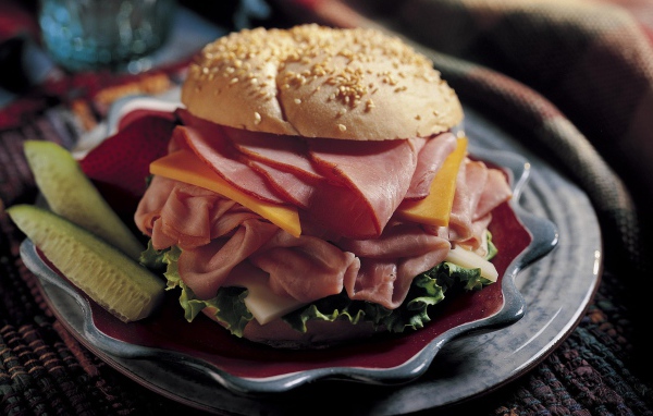 Аппетитный гамбургер с ветчиной