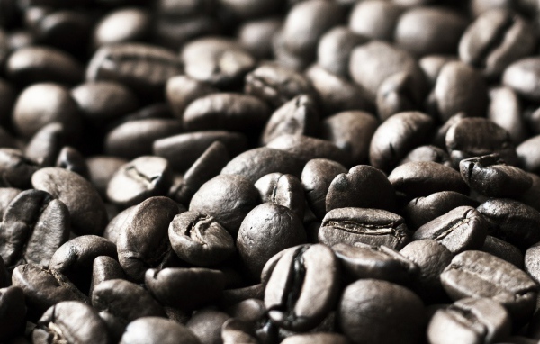 Черно белое фото зерен кофе