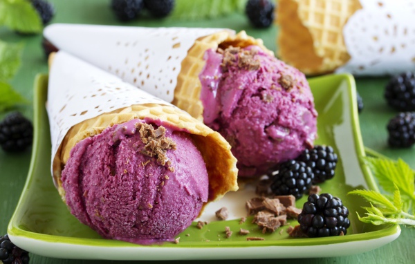 Мороженое из ежевики в вафельном рожке