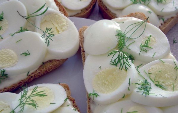 Вареные яйца с хлебом и укропом