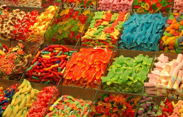 Цукаты и мармелад на полке магазина