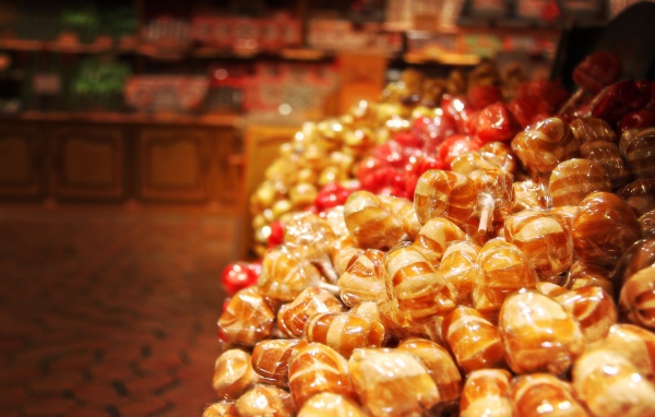 Конфеты на прилавке в магазине