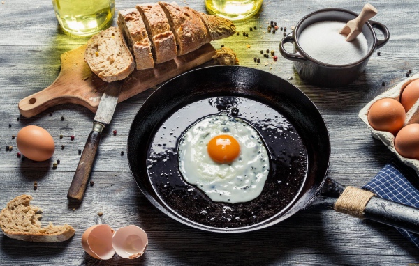 Глазунья с хлебом на завтрак