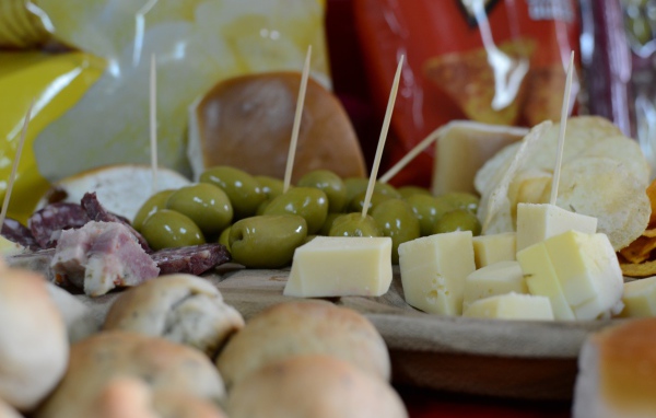 Кусочки сыра и оливки в качестве закуски