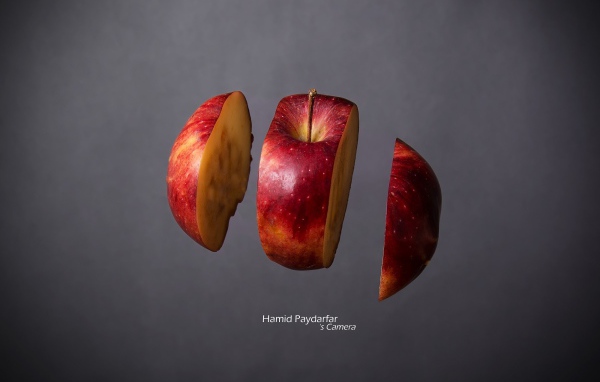 Яблоко разрезано на три части