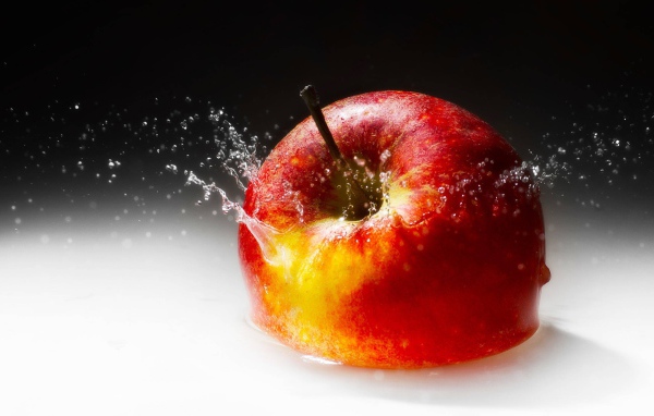 Яблоко падает в молоко