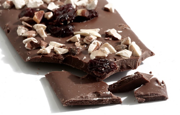 Шоколад с орехами и сухофруктами