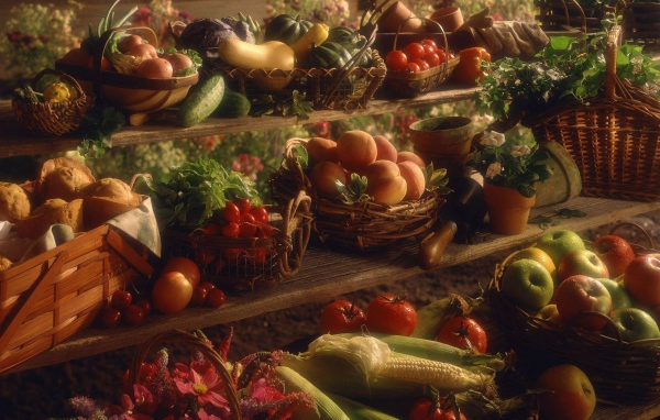 Плоды осени в корзинах на полках