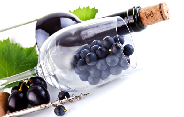 Виноград в бокале для вина