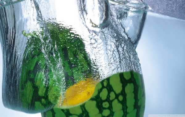 Половинки арбуза в воде