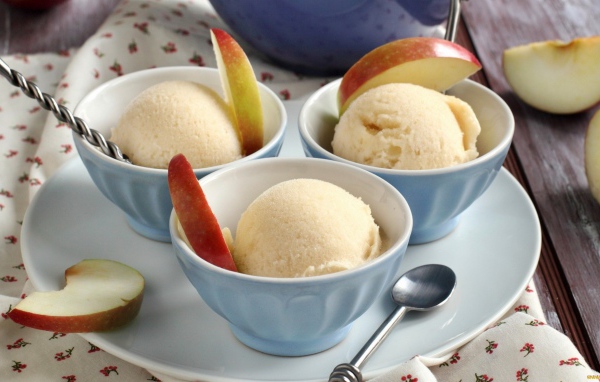 Мороженое из манго с ломтиками яблок