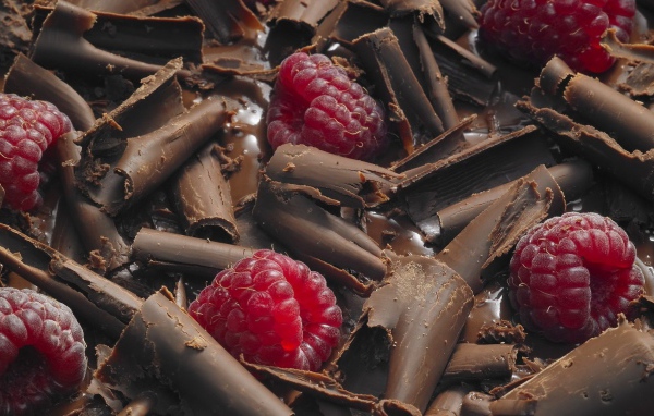 Малина среди шоколадной стружки