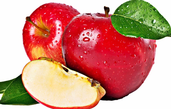 Красные яблоки с листьями